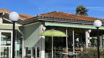 Breakfast, lunch and dinner served