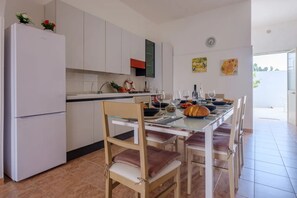 Refrigerador, horno, parrilla de estufa y cafetera y tetera 
