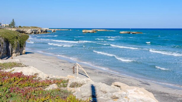 A coastal beach with rocky formations and clear blue water. - Rifugio Al Mare, Ac, Wifi, San Foca (San Foca)