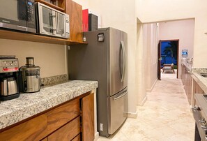 Frigorífico, microondas, horno y placa de cocina