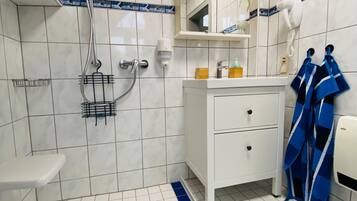 Douche, sèche-cheveux, serviettes fournies