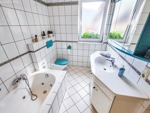 Douche, sĂšche-cheveux, serviettes fournies