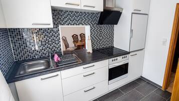 Geladeira, micro-ondas, fogão, cooktop