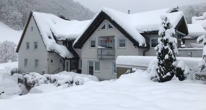 Ferienwohnung 'Ella' mit Bergblick, privater Terrasse und Wi-Fi