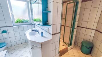Dusche, Haartrockner, Handtücher