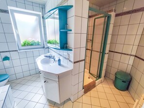 Douche, sĂšche-cheveux, serviettes fournies