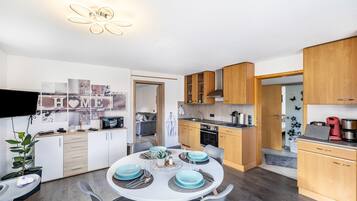 Kühlschrank, Mikrowelle, Ofen, Herdplatte