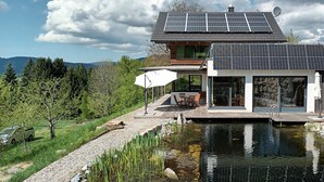 A modern house with solar panels, a swimming pool, and a deck. - Holiday Home 'Am Teich' with Mountain View, Private Terrace and Wi-Fi (Sankt Leonhard bei Freistadt)