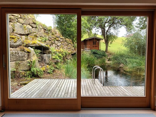Ferienhaus 'Am Teich' mit Bergblick, privater Terrasse und Wi-Fi