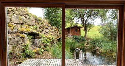 Ferienhaus 'Am Teich' mit Bergblick, privater Terrasse und Wi-Fi