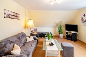TV - Apartment 'Inge' with Shared Terrace and Wi-Fi (Uder)