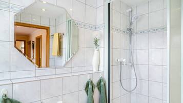 Dusche, Haartrockner, Handtücher