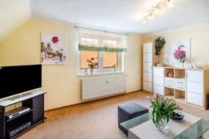 TV - Apartment 'Inge' with Shared Terrace and Wi-Fi (Uder)