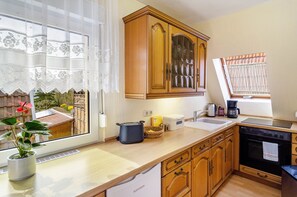 Fridge, microwave, oven, stovetop - Apartment 'Inge' with Shared Terrace and Wi-Fi (Uder)