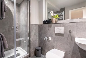 Dusj, hårføner og håndklær