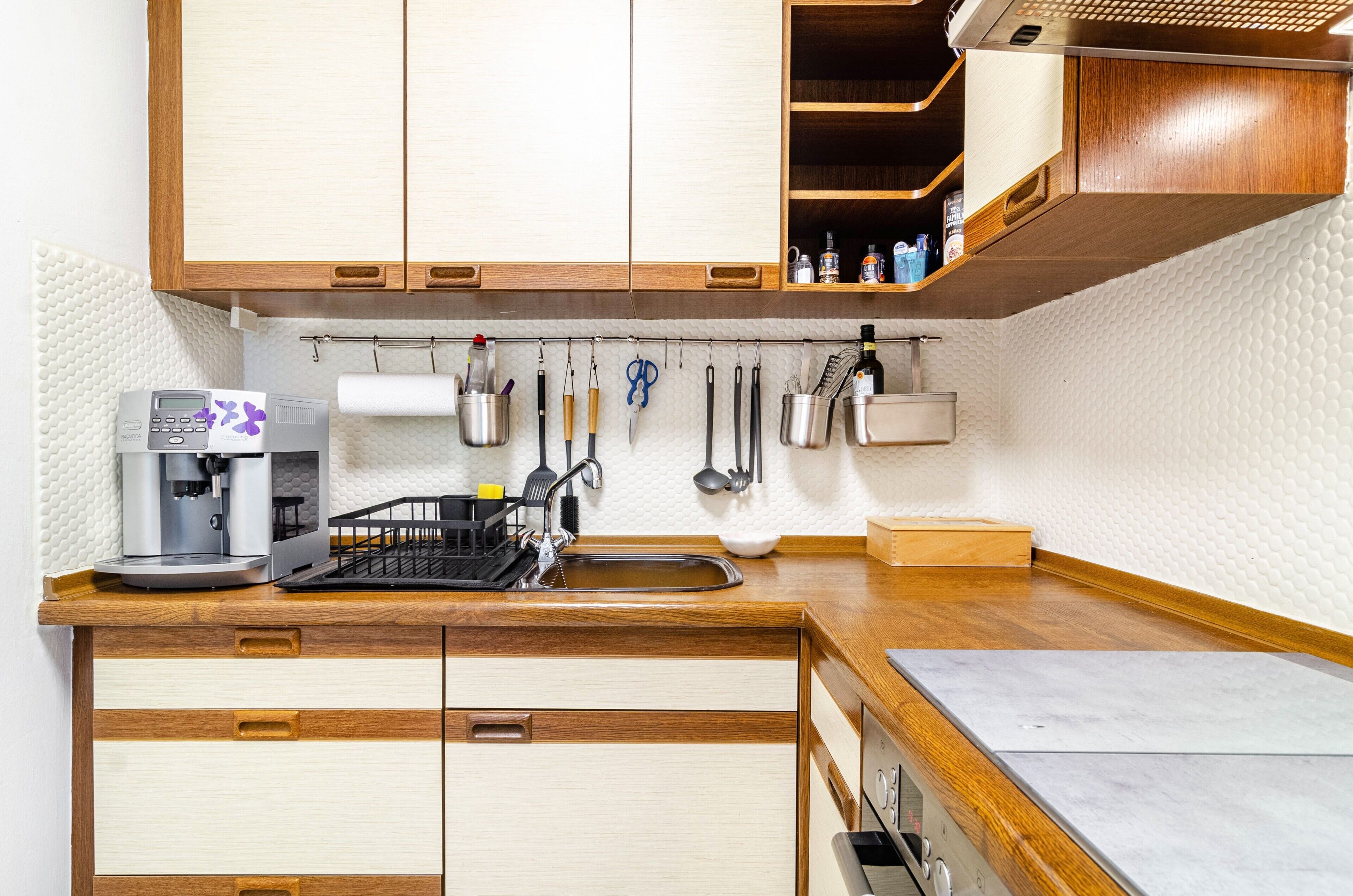 Kühlschrank, Ofen, Herdplatte, Wasserkocher mit Kaffee-/Teezubehör