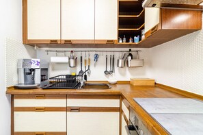 Fridge, oven, stovetop, coffee/tea maker