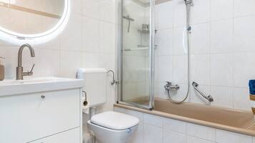 Dusche, Haartrockner, Handtücher