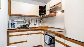 Fridge, oven, stovetop, coffee/tea maker
