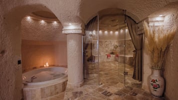 Suite senior (Caves) | Baño | Tina y regadera independientes, secadora de cabello, pantuflas, toallas
