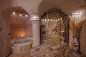 Senior Suite (Caves) | Bathroom | Separate bathtub and shower, hair dryer, slippers, towels