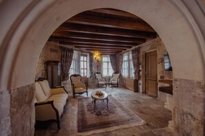 Royal Suite (Caves) | Living area | 50-inch Smart TV with cable channels, books, heated floors