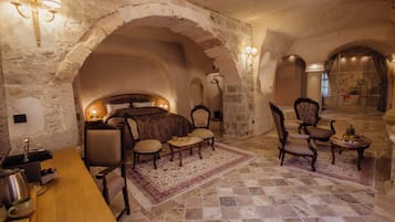 Senior Suite (Caves) | Egyptian cotton sheets, premium bedding, memory-foam beds, minibar