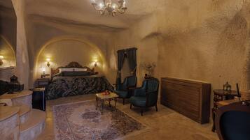 Junior Suite (Caves) | Egyptian cotton sheets, premium bedding, memory foam beds, minibar