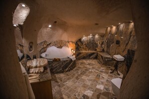 普通套房 (Caves) | 浴室 | 獨立浴缸和淋浴設備、吹風機、拖鞋、毛巾
