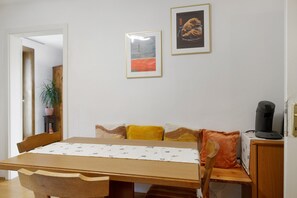 Dining - Apartment 'Mizi' with Mountain View, Balcony and Wi-Fi (Stall)