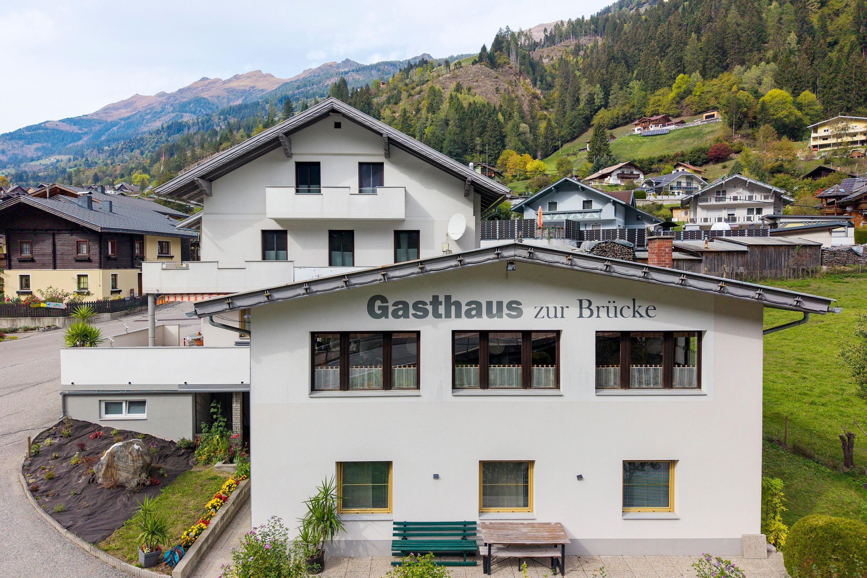 Ein Gebäude mit einem Schild, auf dem 'Gasthaus zur Brücke' steht, das ein Restaurant oder Gasthof kennzeichnet.