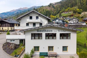 A building with a sign reading 'Gasthaus zur Brücke' indicating a restaurant or inn. - Apartment 'Mizi' with Mountain View, Balcony and Wi-Fi (Stall)