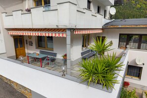 Outdoor dining - Apartment 'Mizi' with Mountain View, Balcony and Wi-Fi (Stall)