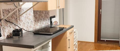 Jääkaappi, mikroaaltouuni, uuni, liesi