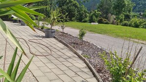 A paved pathway leading to a building with a mountain backdrop. - Apartment 'Gina' with Mountain Views, Private Garden and Wi-Fi (Stall)