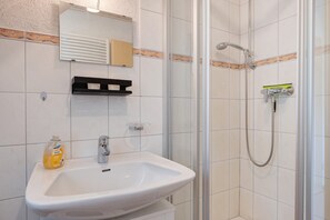 Dusche, Haartrockner, Handtücher