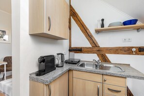 Refrigerador, microondas, placa de cocina, cafetera/tetera