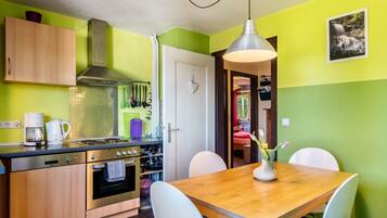 Fridge, microwave, oven, stovetop