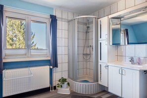 Een douche, een haardroger, handdoeken