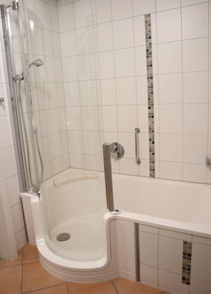 Dusche, Haartrockner, Handtücher