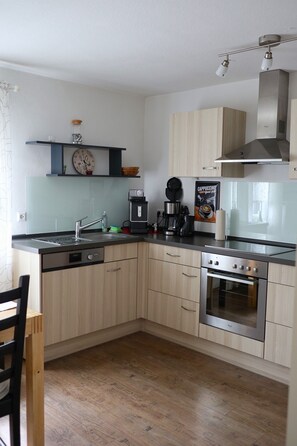 Kühlschrank, Mikrowelle, Ofen, Herdplatte