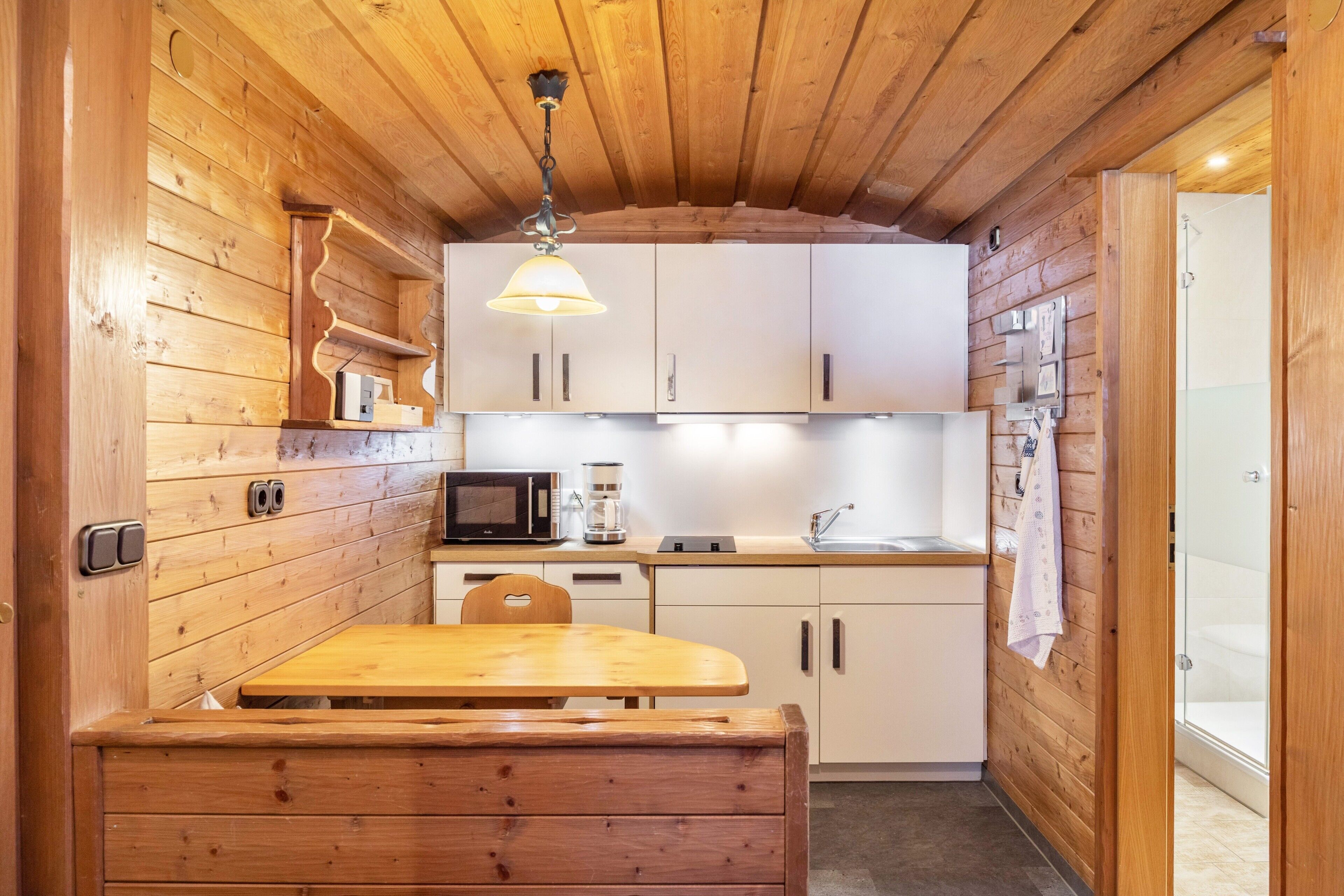 Kühlschrank, Mikrowelle, Herdplatte, Wasserkocher mit Kaffee-/Teezubehör