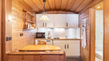 Kühlschrank, Mikrowelle, Herdplatte, Wasserkocher mit Kaffee-/Teezubehör