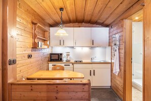 Een koelkast, een microgolfoven, een kookplaat