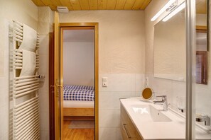 Douche, sèche-cheveux, serviettes fournies