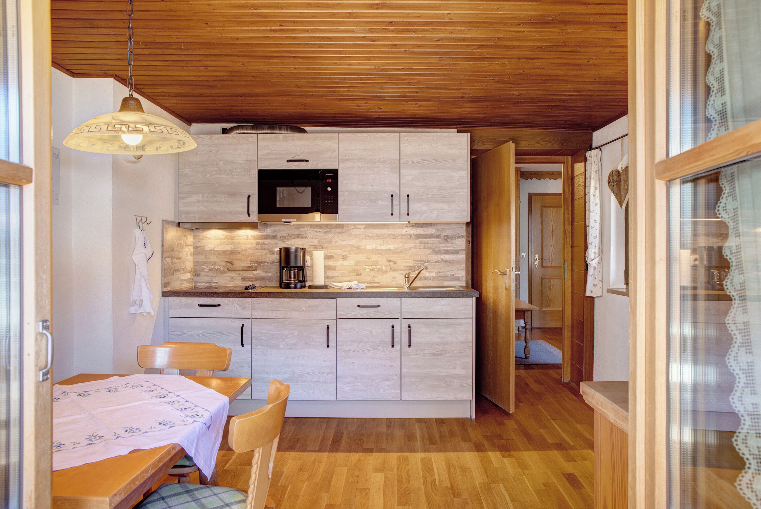 Réfrigérateur, micro-ondes, plaque de cuisson, cafetière/bouilloire