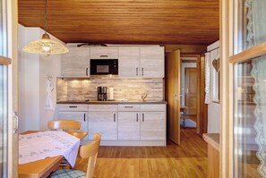 Refrigerador, microondas, placa de cocina, cafetera/tetera