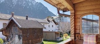 Appartamento 'Karwendelblick' con vista sulle montagne, balcone e Wi-Fi