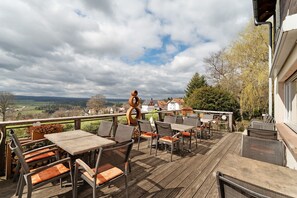 Outdoor dining - Room 'Doppelzimmer 3 Premium' with Shared Terrace, Shared Garden and Wi-Fi (Dornstetten)