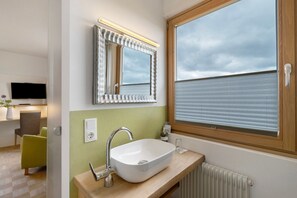 Interior - Room 'Doppelzimmer 3 Premium' with Shared Terrace, Shared Garden and Wi-Fi (Dornstetten)